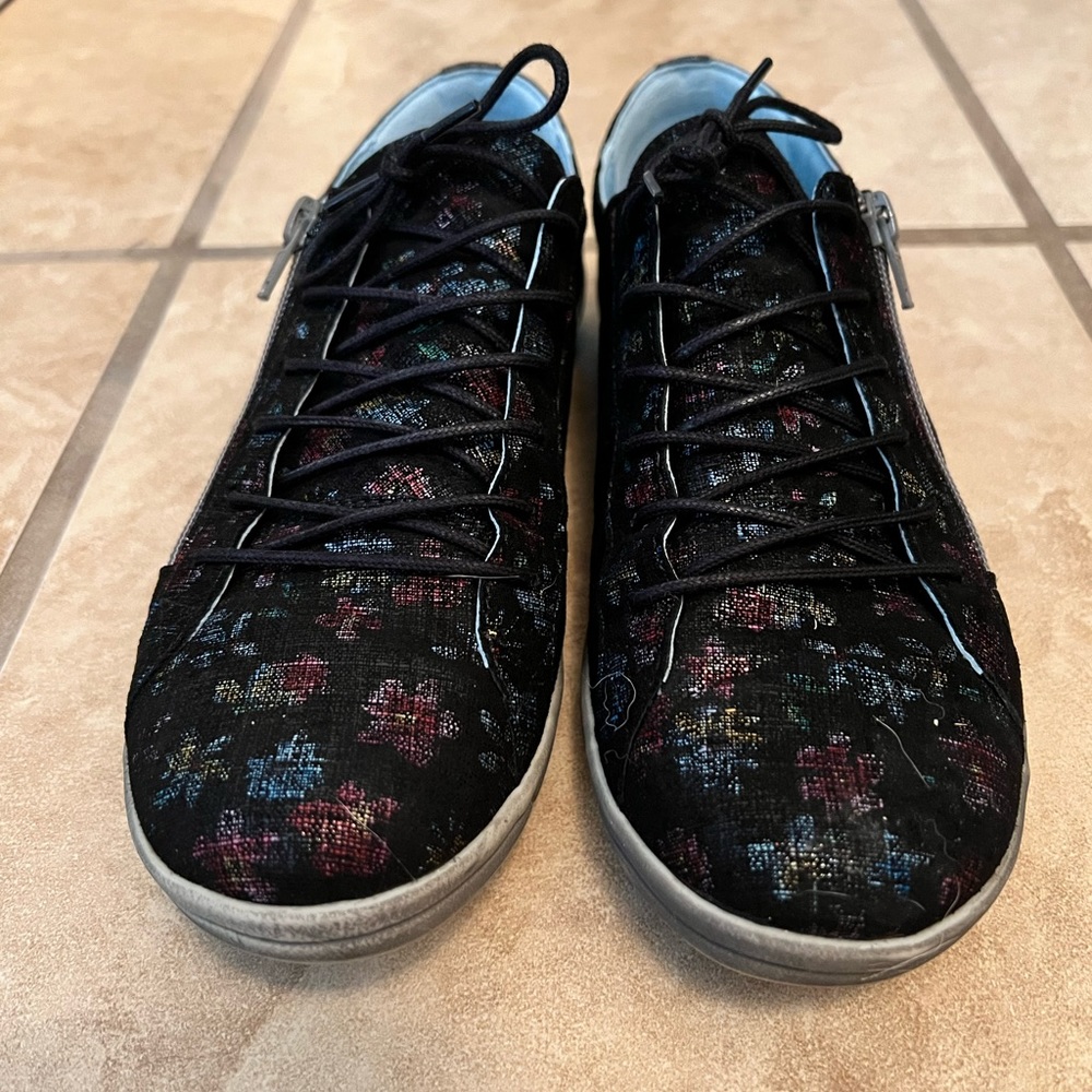 Cloud footwear women’s floral size 39- like new